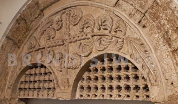 Bifora lunettata, particolare del rilievo sovrimpresso - ph. G. Membola 2024(C)