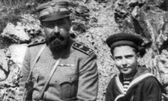 L'ammiraglio Attilio Bonaldi con il giovanissimo principe Umberto di Savoia