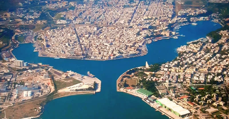 Il porto naturale di Brindisi, a forma di "testa di cervo"