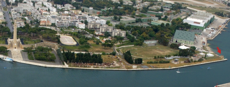 Brindisi, il Canale Pigonati (la freccia indica la posizione della struttura che proteggeva il motore) nel 2002
