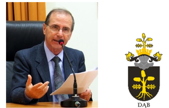 Il prof. Giacomo Carito e a dx l'araldica Skirmunt