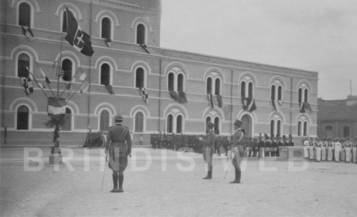 La caserma Ederle, sede di un campo profughi. Archivio "La Valigia delle Indie"