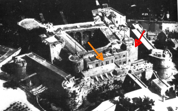 Il Castello grande o Svevo di Brindisi. Foto degli anni '60. La freccia arancione indica le costruzioni dei primi dell'800 per adeguarlo a Bagno Penale, la freccia rossa indica la "_torretta della ferrata_"