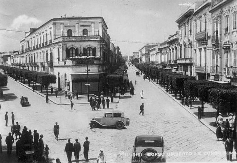 Brindisi, Corso Garibaldi e Corso Umberto con le prime automobili