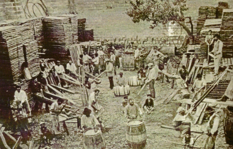 Il cortile fabbrica di botti Di Giulio, Raffaele Di Giulio al centro con giacca e cappello