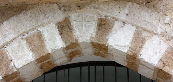 Croce potenziata sulla chiave di volta dell'arco (Casa del Turista) - ph. G. Membola(C)