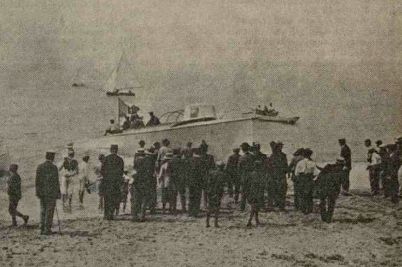 La posa in mare dell'imbarcazione Mimosa (da La Stampa Sportiva(2))