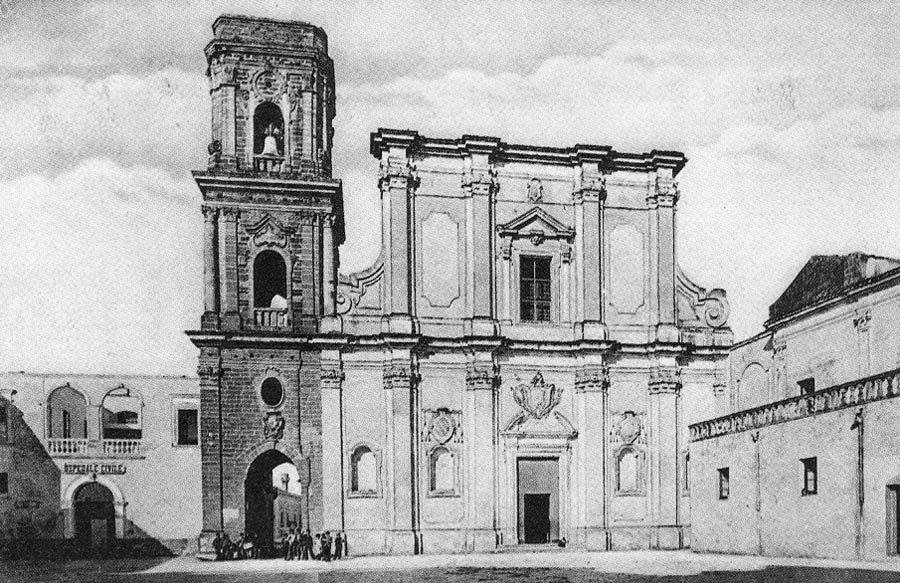 Brindisi, piazza Duomo. A sinistra lo stabile dell'ospedale vecchio (1901)