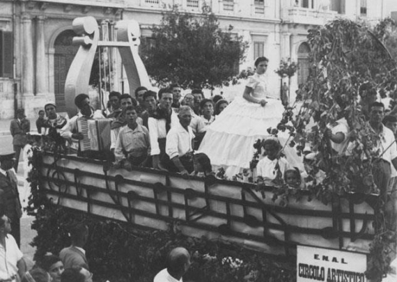 La sfilata dei carri ad una Fesa dell'uva