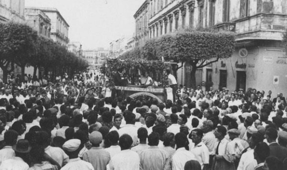 La sfilata dei carri ad una Fesa dell'uva