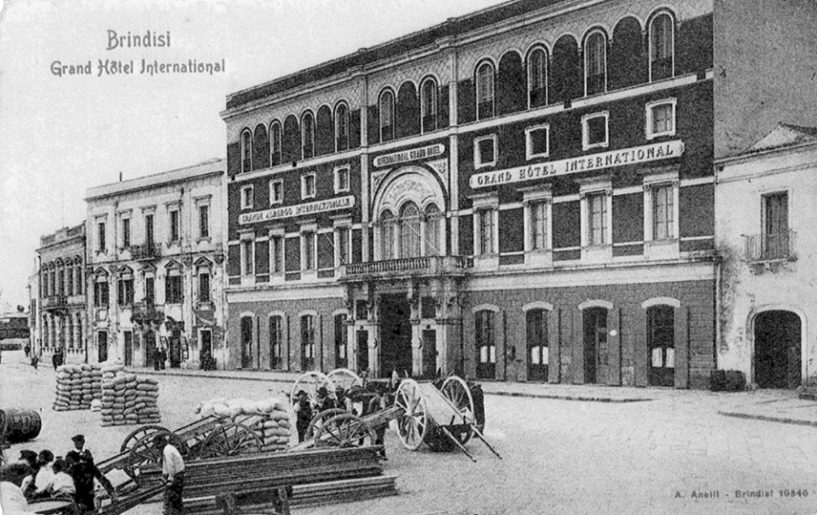 L'Hotel Internazionale sul lungomare nel 1905