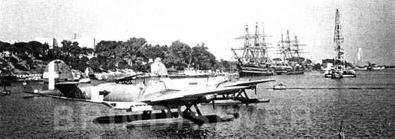 CANT z 506: sullo sfondo il Collegio Navale il Monumento al Marinaio le navi scuola Vespucci e Colombo - 1943