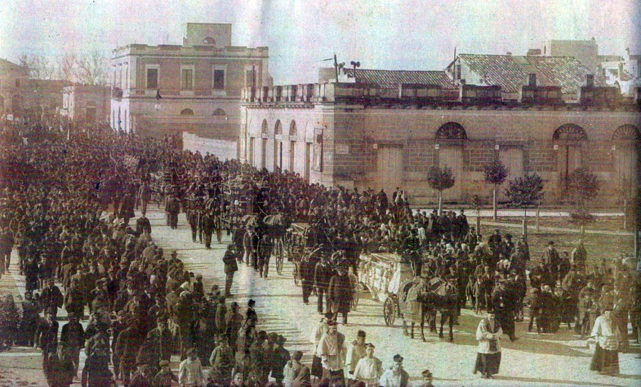 I solenni funerali delle vittime dell'incidente su Corso Umberto I (in fondo a sinistra la stazione ferroviaria)