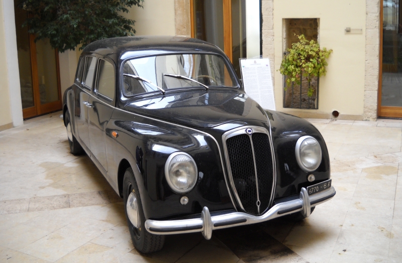 La Lancia Aurelia di Serafino Giannelli esposta nell'atrio di Palazzo Nervegna (2013)