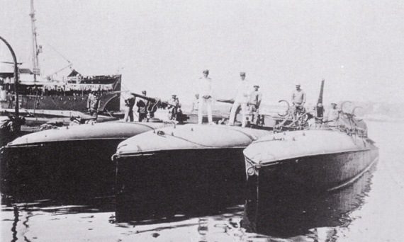 Il MAS 5 ed il MAS 7, ormeggiati a Brindisi insieme ad un'unità della stessa classe, dopo il rientro dalla missione di forzamento della baia di Durazzo, avvenuta nella notte tra il 6 e 7 giugno 1916 (Fonte Ufficio Storico Marina Militare)