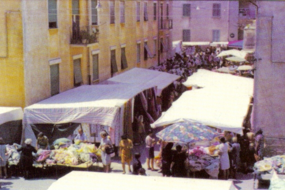 Le bancarelle delle robe americane al mercato settimanale nel rione Commenda (ph. G. Catanzaro)