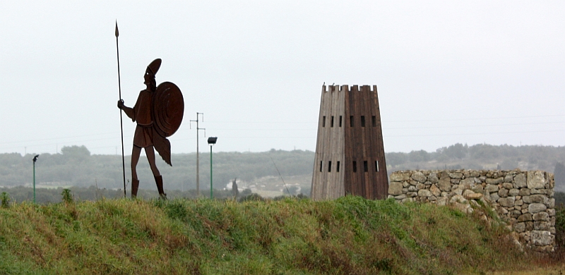 Sagoma del Guerriero Messapico in ferro nel sito archeologico “Parco dei Guerrieri” di Vaste (LE) - ph. G. Membola(C)