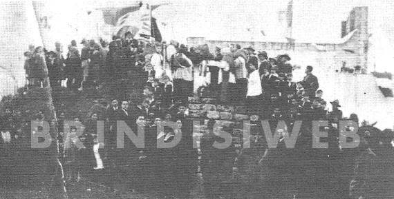 Rarissima immagine del monticello dell'Osanna, riferita al 23 aprile 1925. Archivio avv. Giovanni Poli da G. Catanzaro, 1997(C)