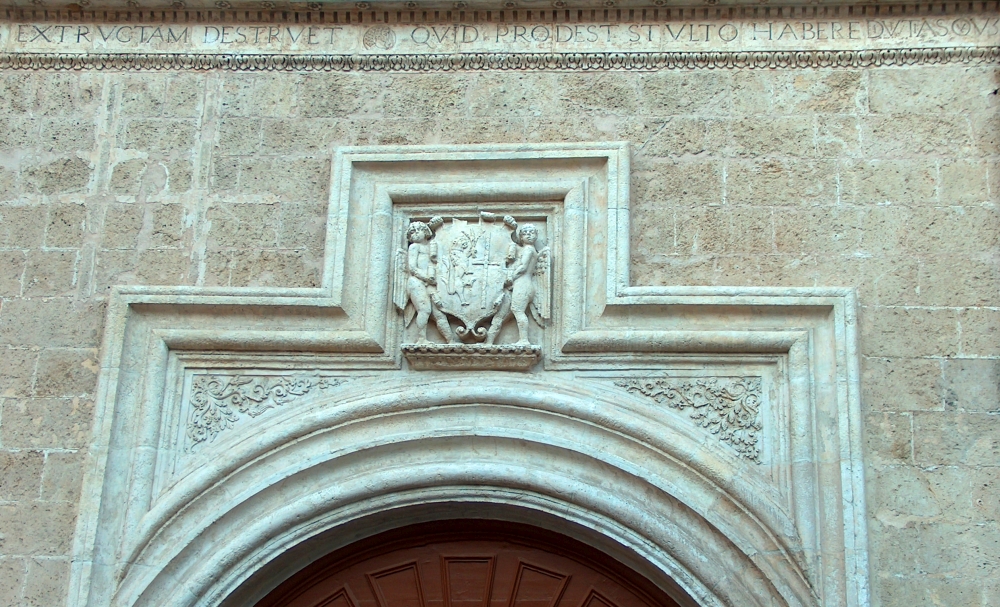 Brindisi. Palazzo Granafei Nervegna - particolare dell'aforisma e l'arma araldica