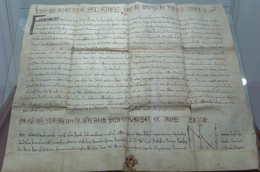 Museo Diocesano. Pergamena del 1219 con firma autografa dell'imperatore Federico II - ph. G Membola(C)