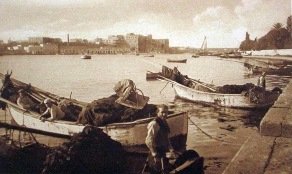 Barche e pescatori nel porto di Brindisi