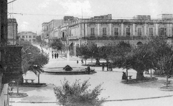 Piazza Cairoli nel 1923, prima sede del mercato settimanale di Brindisi
