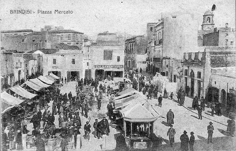 Piazza dei Commestibili (oggi Piazza della Vittoria) nel 1905
