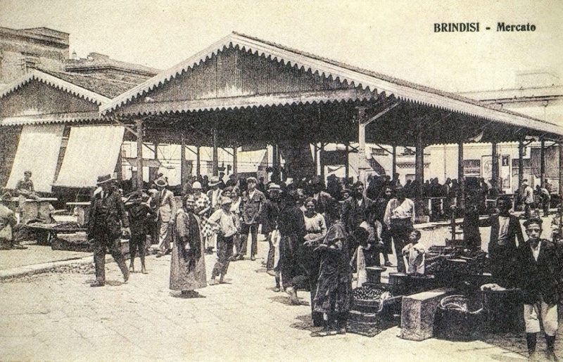 Piazza Mercato con i due padiglioni in stile Liberty