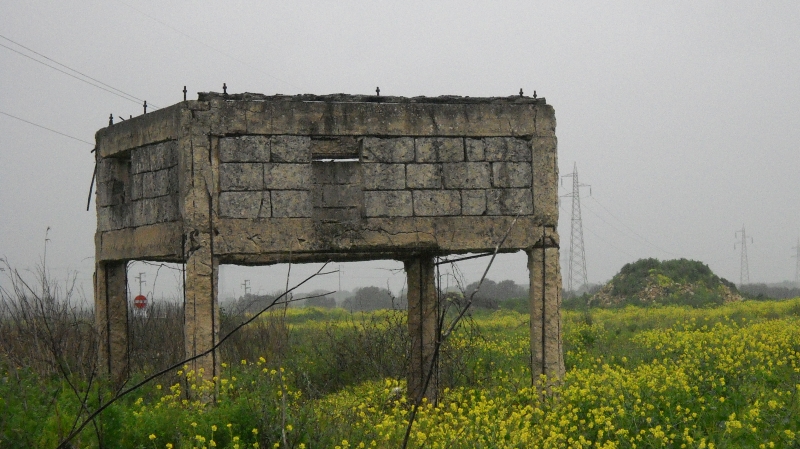 La base della pipistrallaia di Migliori e a destra i cumuli di pietre di quella che era la torre del '500