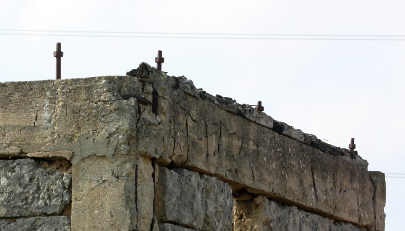 Particolare dei bulloni che tenevano la struttura superiore della torre della pipistrallaia di Migliori