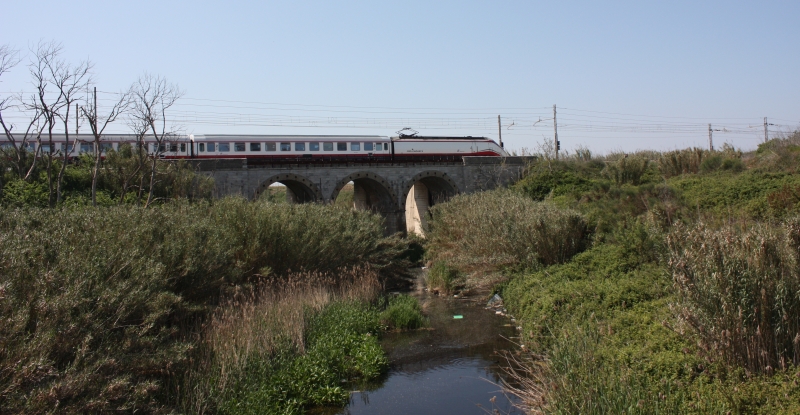 Il ponte ferroviario della linea ferroviaria Bari-Brindisi sul canale Cillarese, lato est (ph. G.Membola 2017)