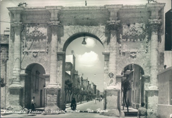 Francavilla Fontana. Porta del Carmine e via Roma