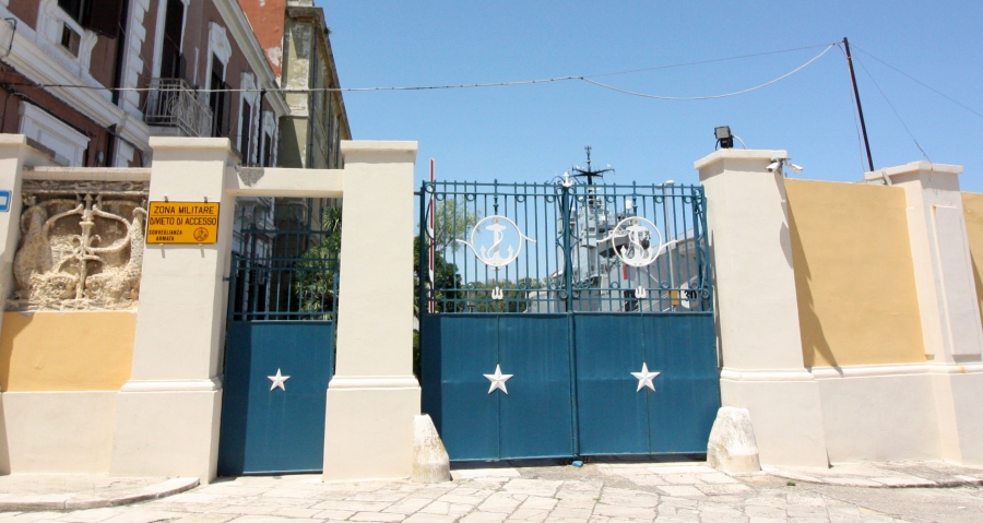 Porta Thaon di Revel che separa l'area della Marina con il rione Sciabiche