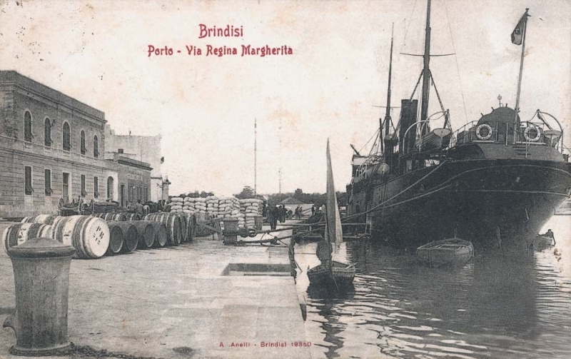 Botti in attesa dell'imbarco sui velieri sul lungomare di Brindisi