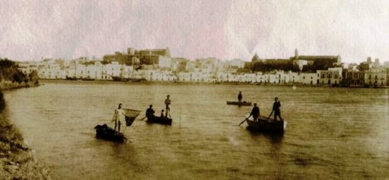 Brindisi: Grande panorama general dal mare. Fotografo A. Mauri - Napoli 1890