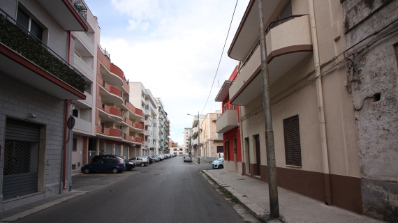 Brindisi, via Orazio Flacco angolo via Giulio Cesare. A sx sorgevano le casupole conosciute come <em>Puzzu Fitenti</em>