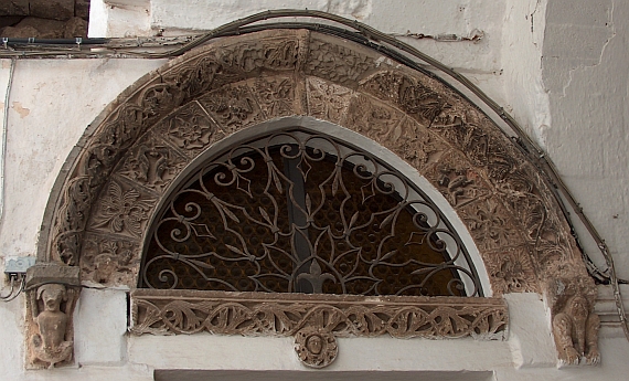 Ostuni. Chiesa di San Giacomo di Compostella. Archivolto del portale d'ingresso
