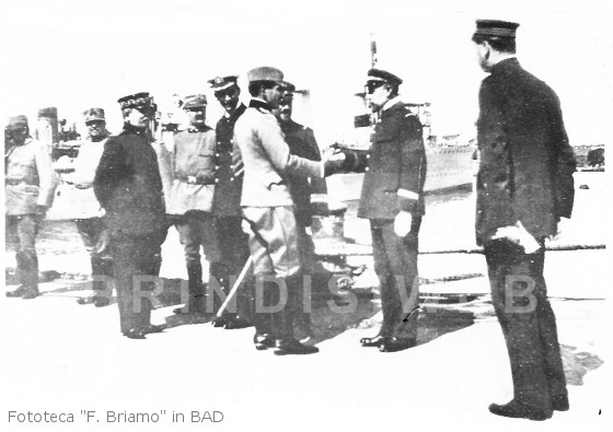 Il principe Alessandro di Serbia incontra le autorità militari al suo arrivo a Brindisi (fototeca Briamo - Biblioteca Arcivescovile "A. De Leo")