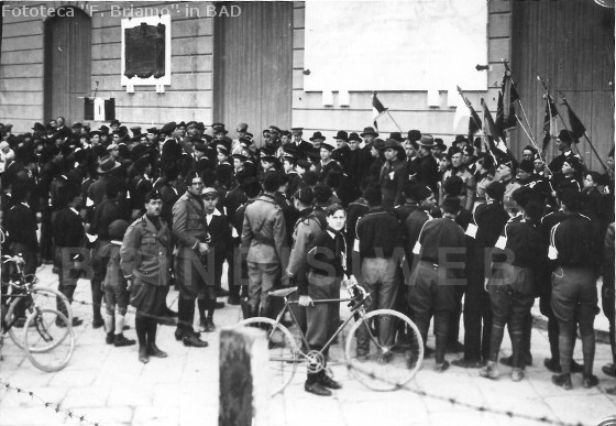 Brindisi 10 febbraio 1924. Scoprimento della lapide in ricordo del salvataggio dell'esercito serbo (fototeca Briamo, Biblioteca Arcivescovile "A. De Leo")