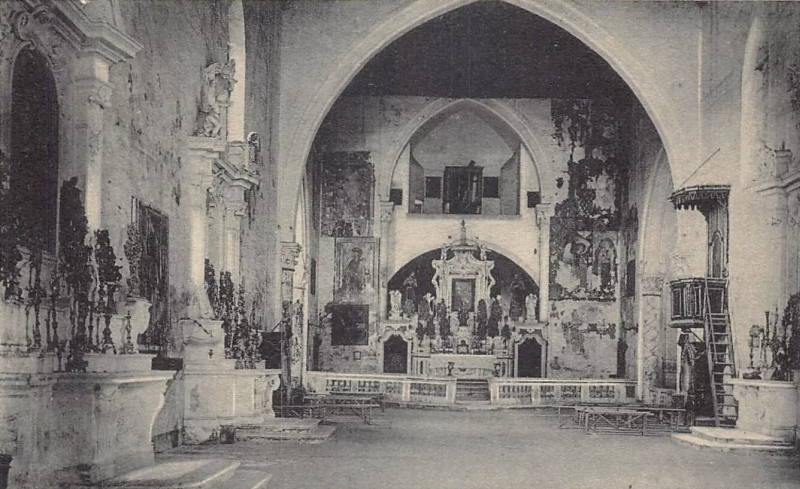 Brindisi. Interno della chiesa di Santa Maria del Casale con gli altari barocchi