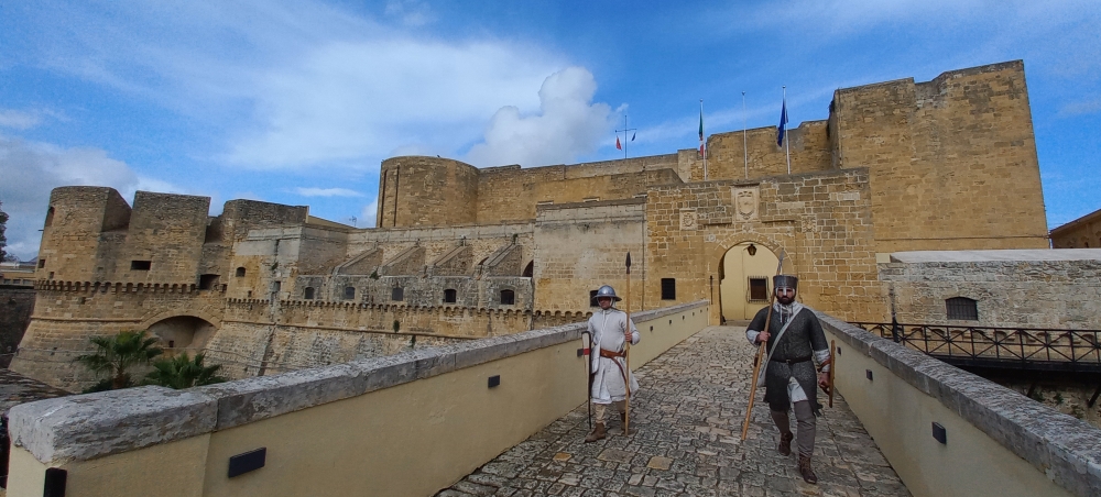 Rievocazione storica con i figuranti dell'associazione Brvndisivm Historica APS al Castello Svevo - ph. G Membola(C)