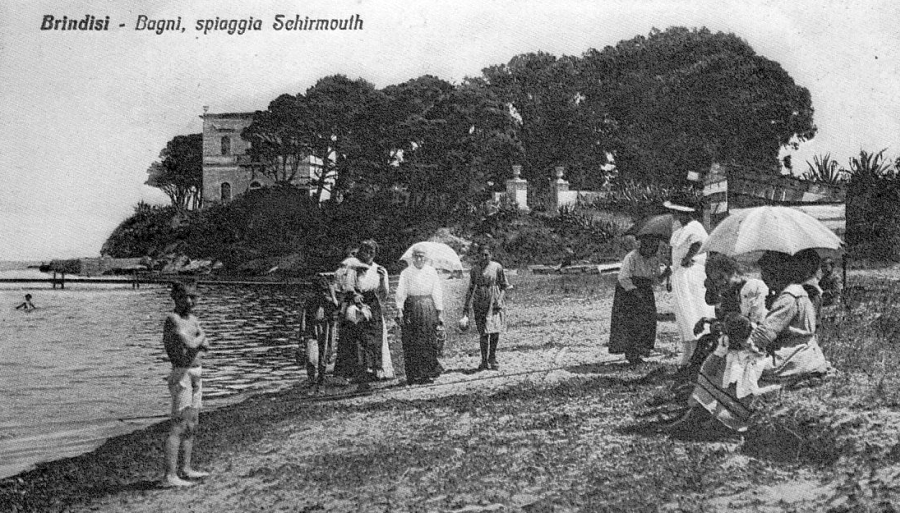 La villa Skirmunt sulla collinetta davanti alla spiaggia di Sant'Apollinare
