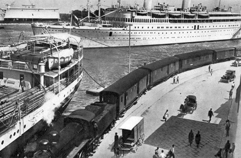 Un treno sul lungomare del porto di Brindisi