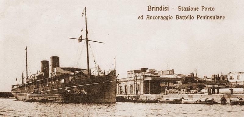 Battello della Peninsulare ancorato alla stazione marittima di Brindisi