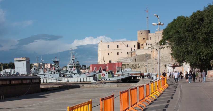 La strada contesa che attraversa il Seno di Ponente davanti al castello (2013)