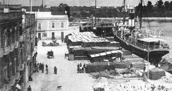 La strada Marina: al fondo piazza Baccarini con la fontana dei delfini - 1905