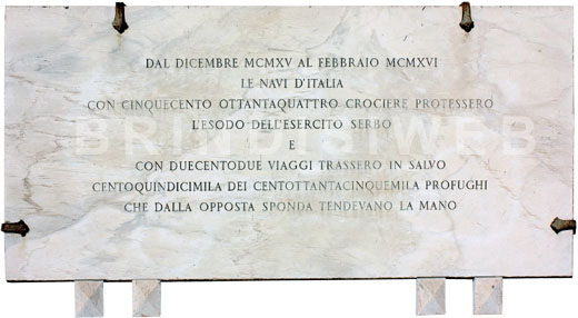 Brindisi, lungomare Regina Margherita. Targa in ricordo del salvataggio dell'esercito serbo