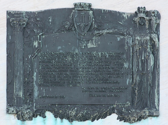 Brindisi, lungomare Regina Margherita. La targa in bronzo con la motivazione della Croce al merito di guerra