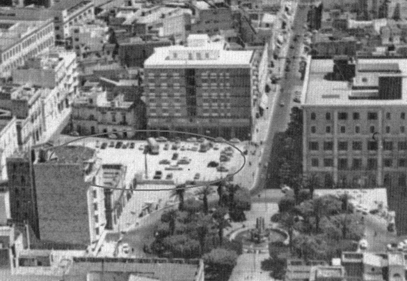 Cerchiata l'area utilizzata a parcheggio dopo la demolizione del Teatro Verdi