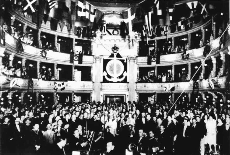 Teatro Verdi, artisti e pubblico al termine di un concerto del 1926 (arch. Cosimo Prudentino)